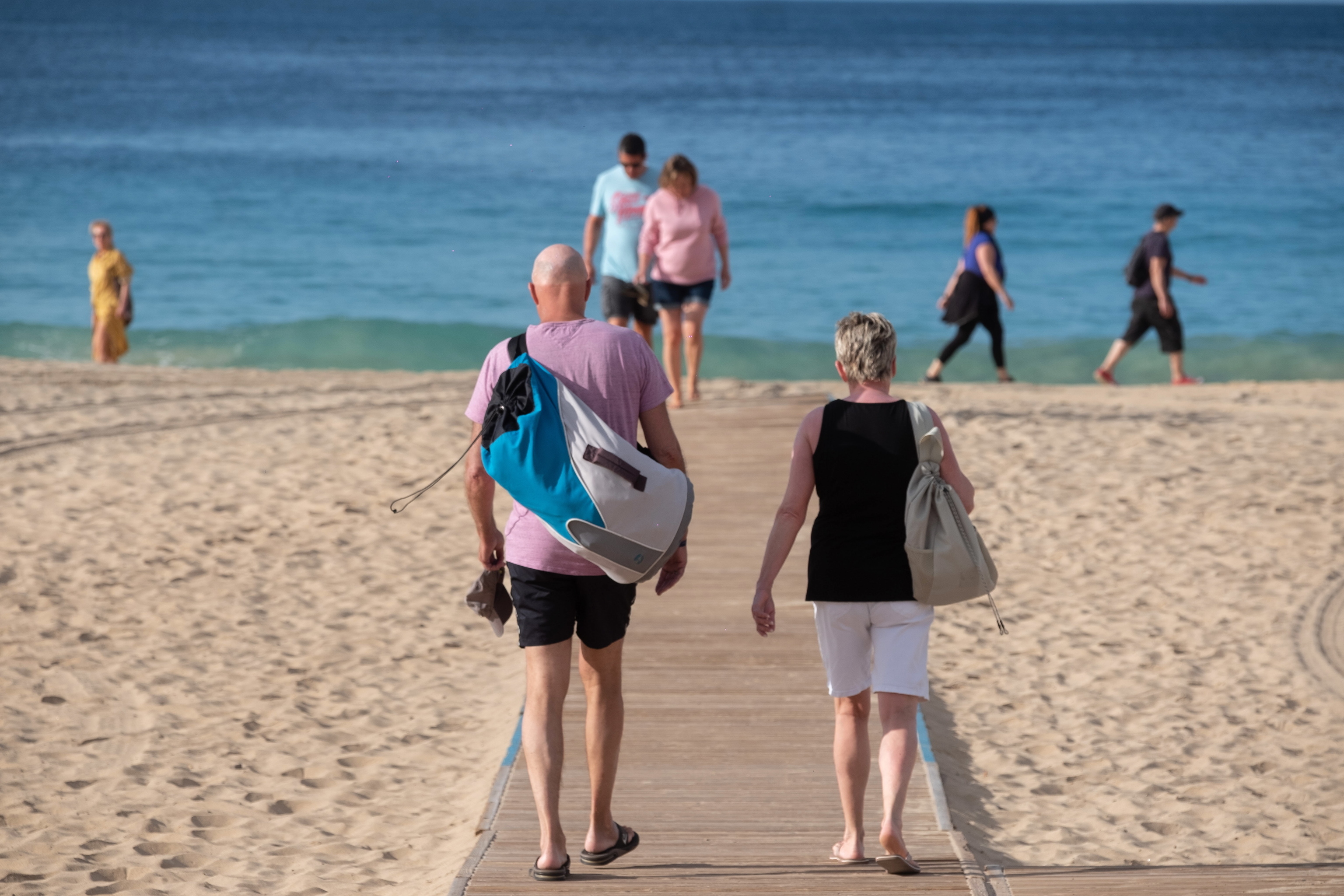 Quelques touristes sur une plage de Fuerteventura.
