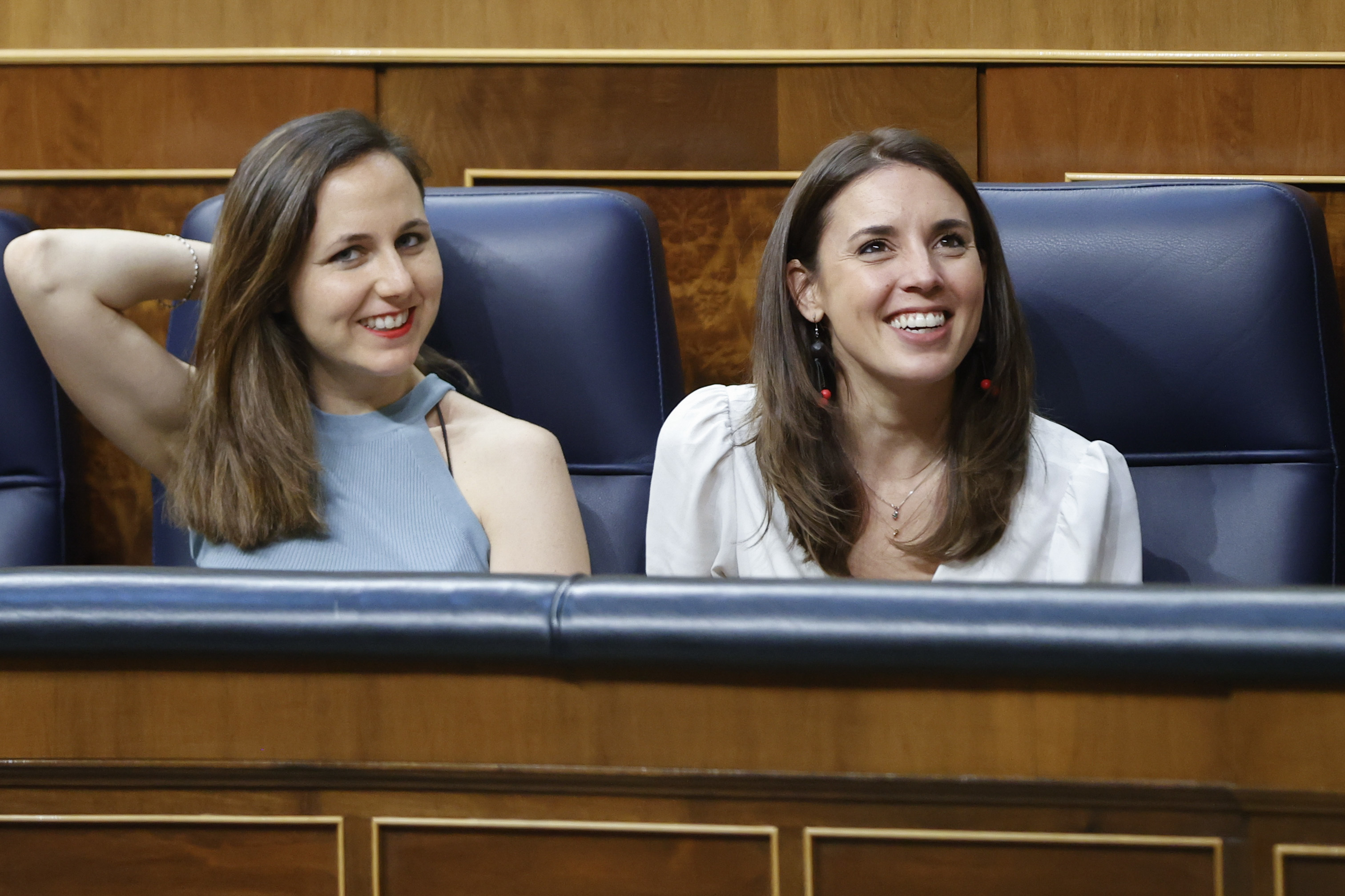 Les ministres des Droits sociaux et de l'Agenda 2030, Ione Belarra (à gauche) et de l'Égalité, Irene Montero, respectivement, lors de la session