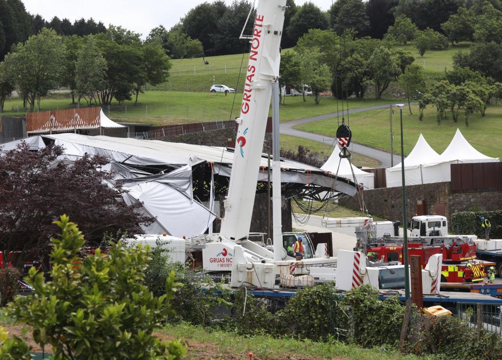 Pompiers et spécialistes aidés par deux gr