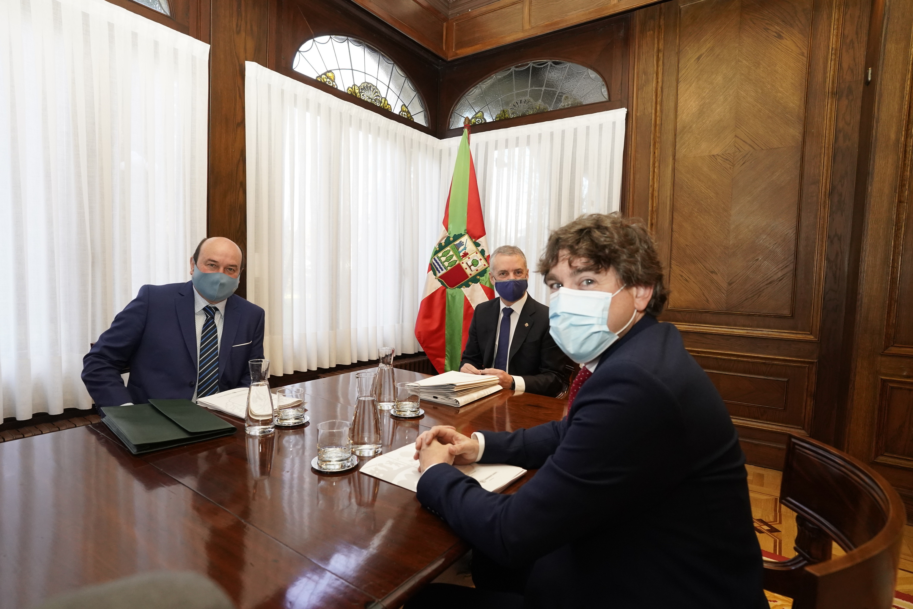 Andoni Ortuzar, Lehendakari Urkullu et au premier plan Eneko Andueza réunis au Palais Ajuria Enea en avril dernier.