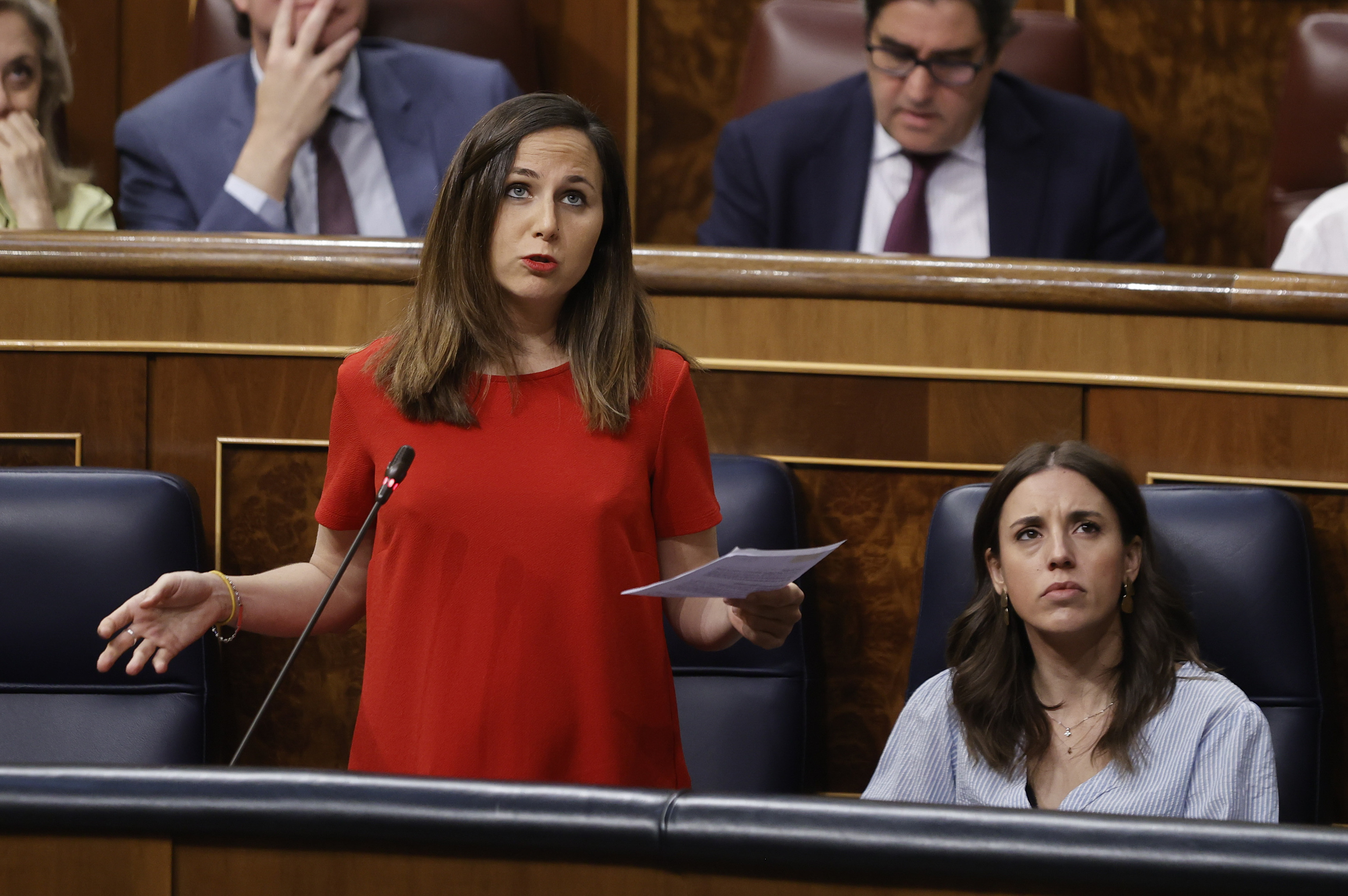 Ione Belarra et Irene Montero, pendant la séance
