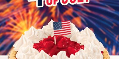 Shoney&rsquo;s allume des feux d&rsquo;artifice rouges et blancs avec son dessert loué – Tartes aux fraises entières à emporter – Le lundi 4 juillet 2022 – Parfait pour les pique-niques et les fêtes