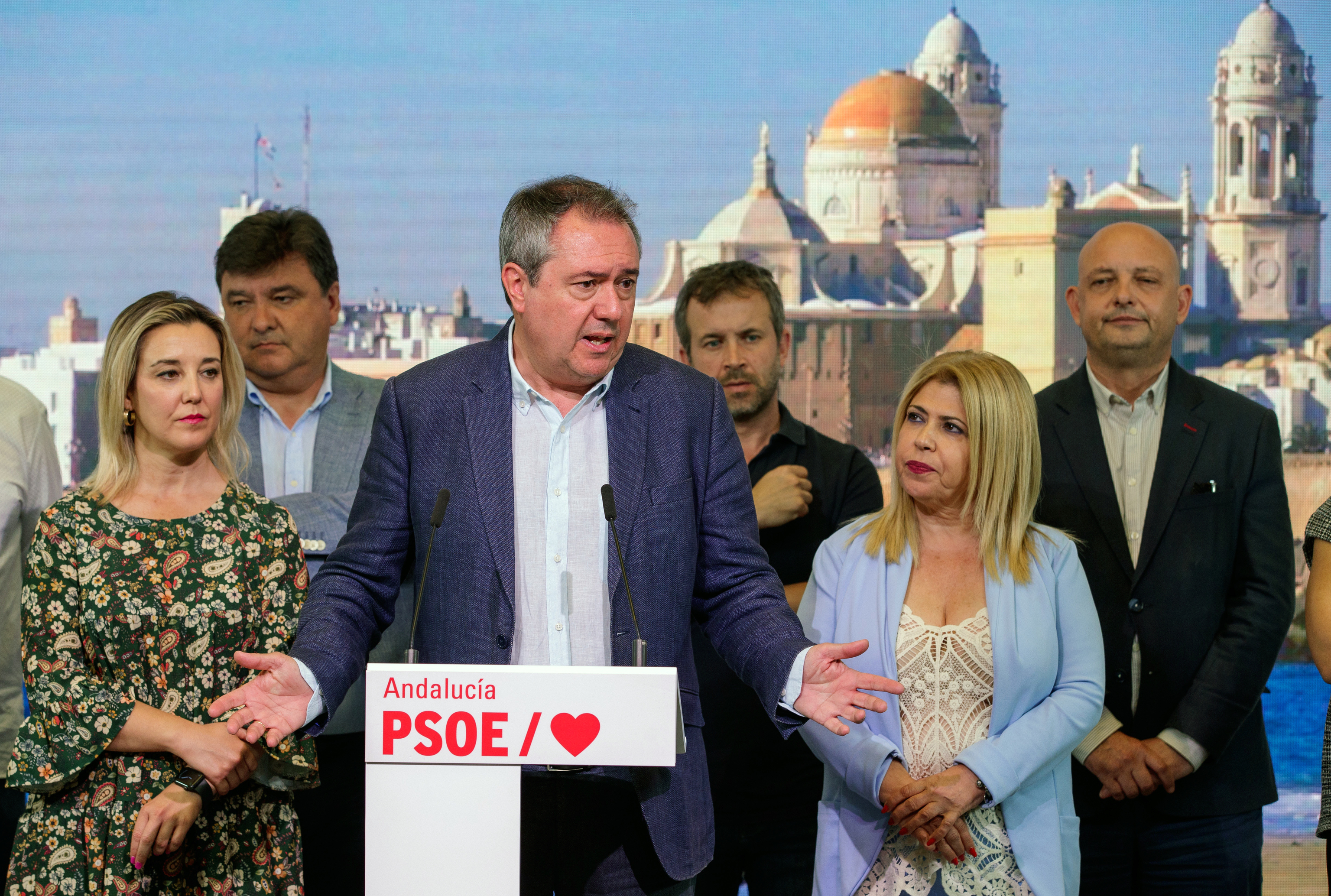 Le secrétaire général du PSOE-A, Juan Espadas, hier au siège du parti à Séville entouré de maires de municipalités de m