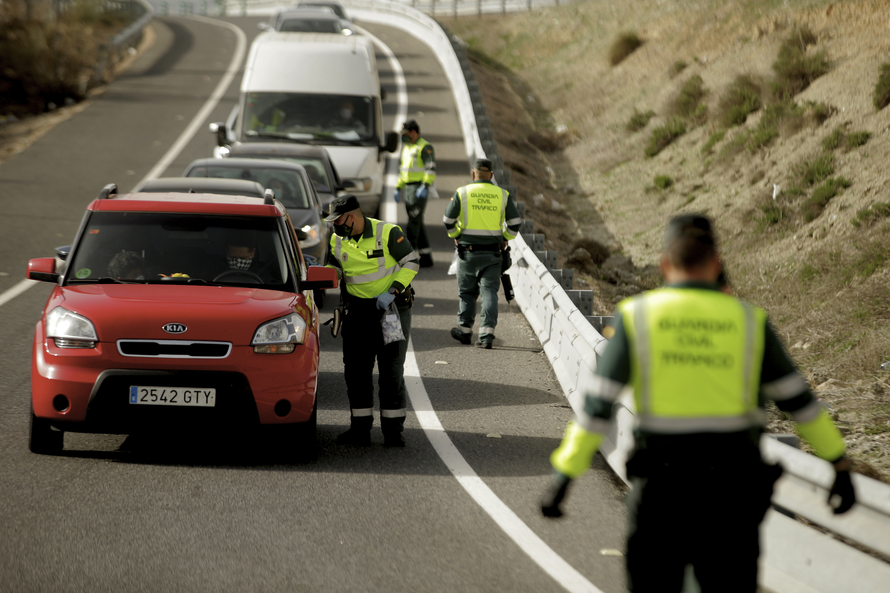 Agents de la Garde civile dans un contrôle de la circulation