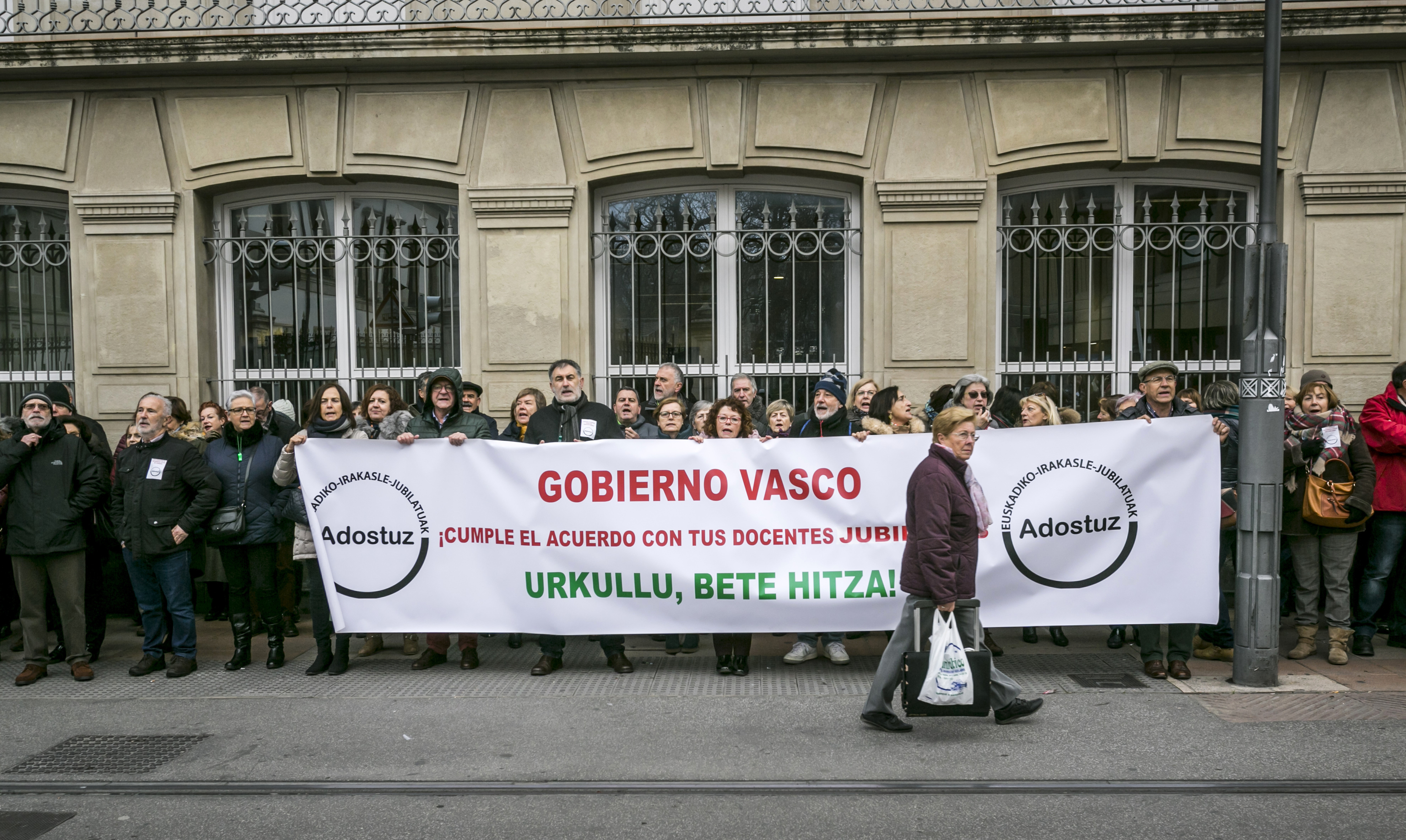 Des enseignants basques manifestent devant le Parlement pour réclamer le paiement des indemnités perçues dans la loi.