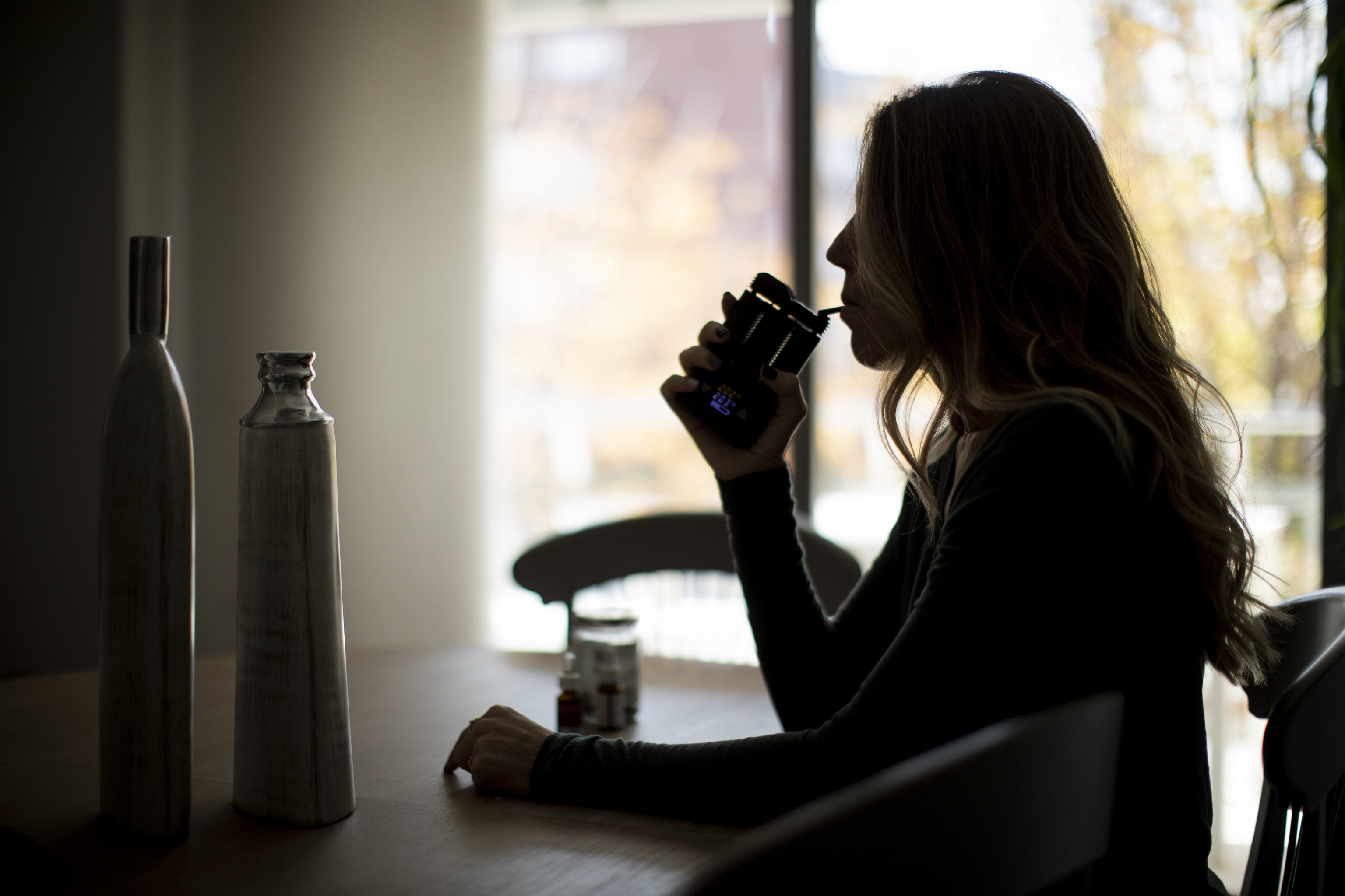 Une femme malade consomme du cannabis à des fins médicales.