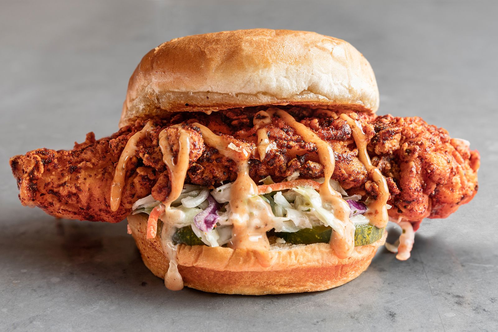 Sandwich au poulet Smackbird Smackbird apporte la chaleur: Cowboy Chicken lance tranquillement Ghost Kitchen pour servir du poulet chaud de Nashville pendant la pandémie