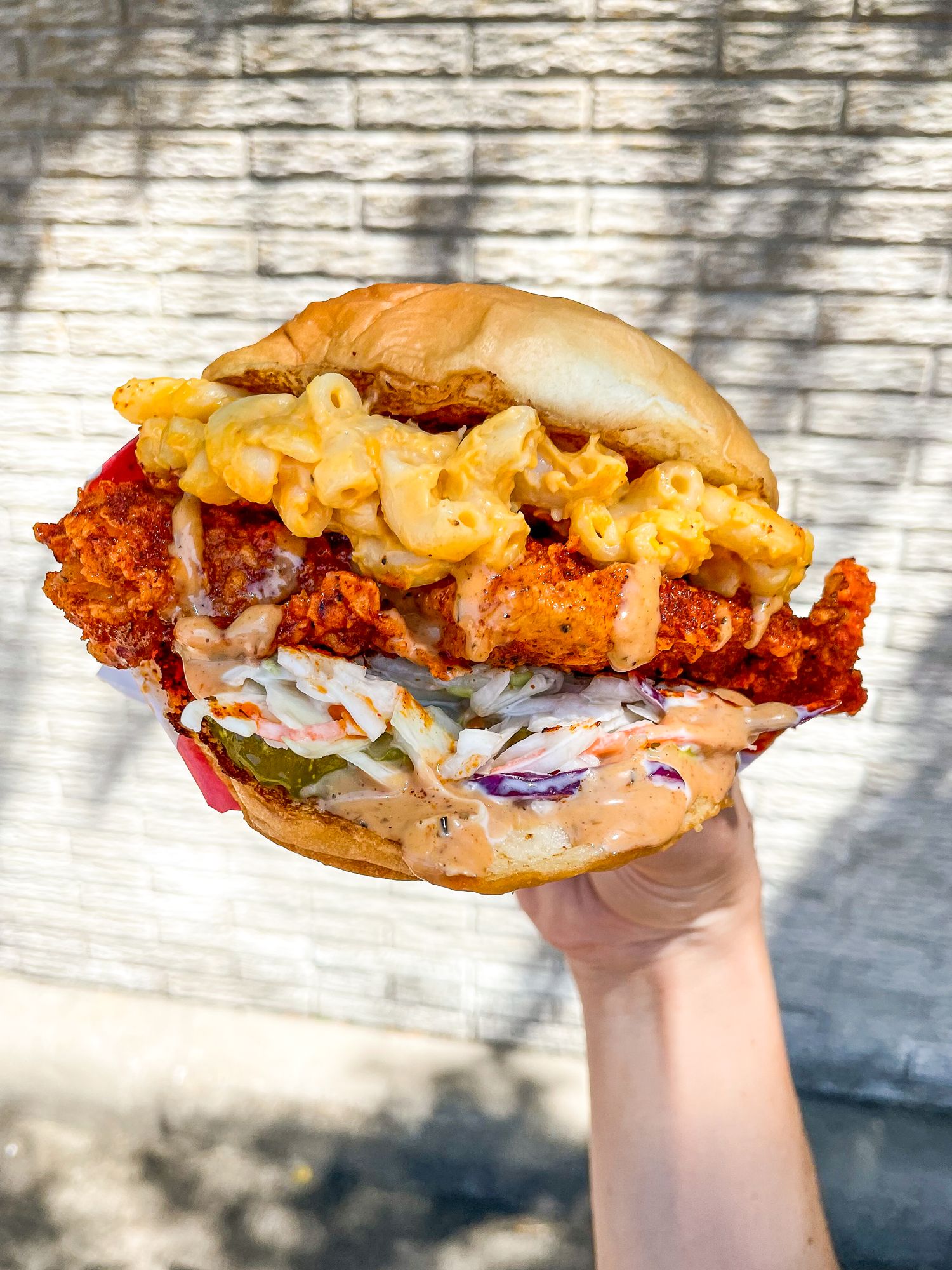 Sandwich Smackbird Smack'n' Cheese Smackbird apporte la chaleur: Cowboy Chicken lance tranquillement Ghost Kitchen pour servir du poulet chaud de Nashville pendant la pandémie