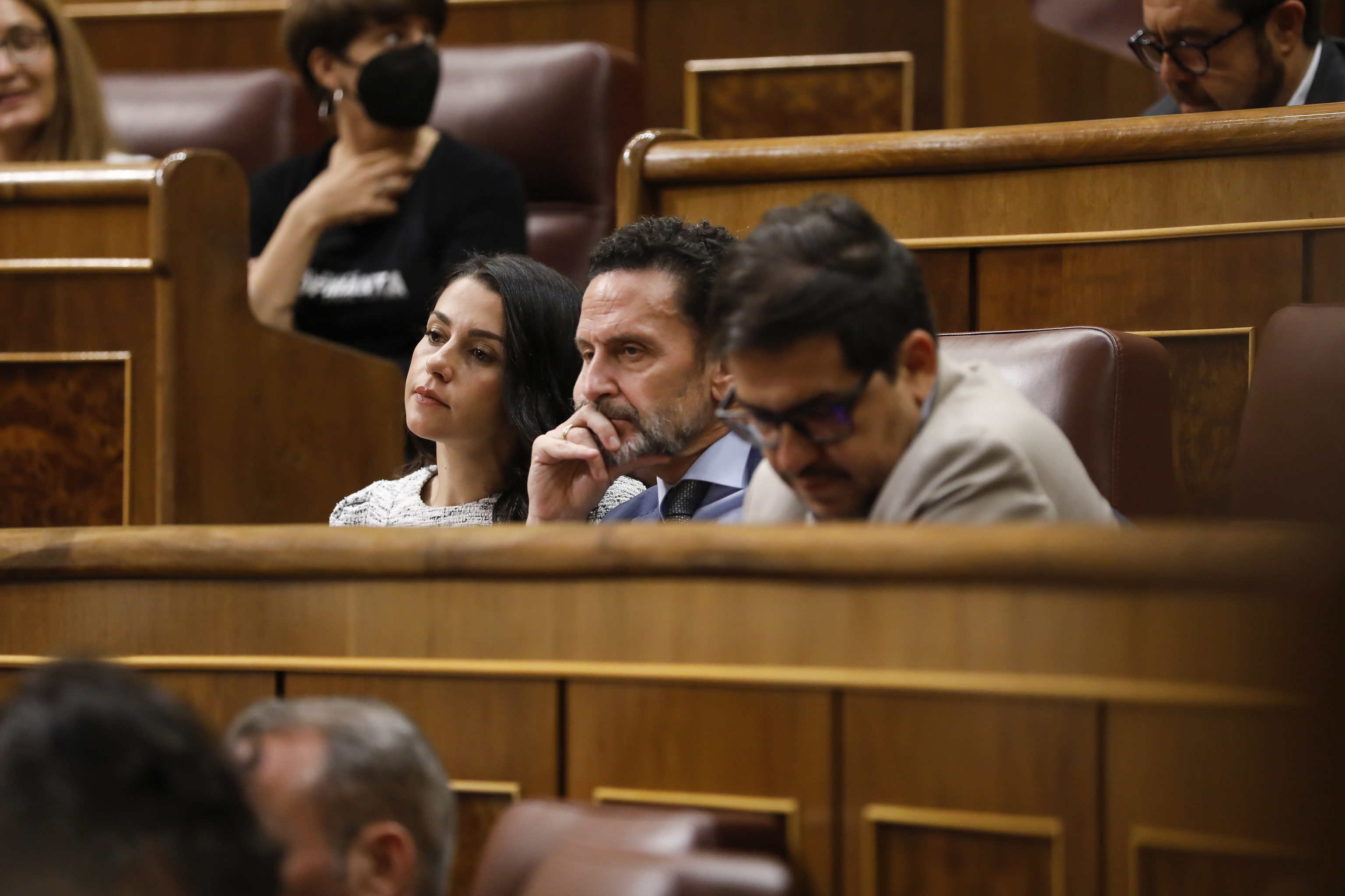 Des députés citoyens assistent au débat.