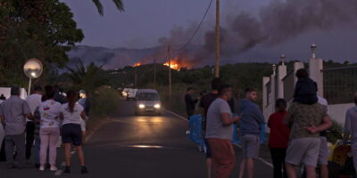 Plus de 200 soldats tentent d&rsquo;éteindre l&rsquo;incendie de Tenerife qui se poursuit sans contrôle