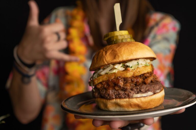 bar-louie-puise-dans-les-tropiques-avec-de-nouvelles-offres-jpg