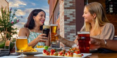 Dix ans sur le robinet – Célébrer une décennie de Sedona Taphouse