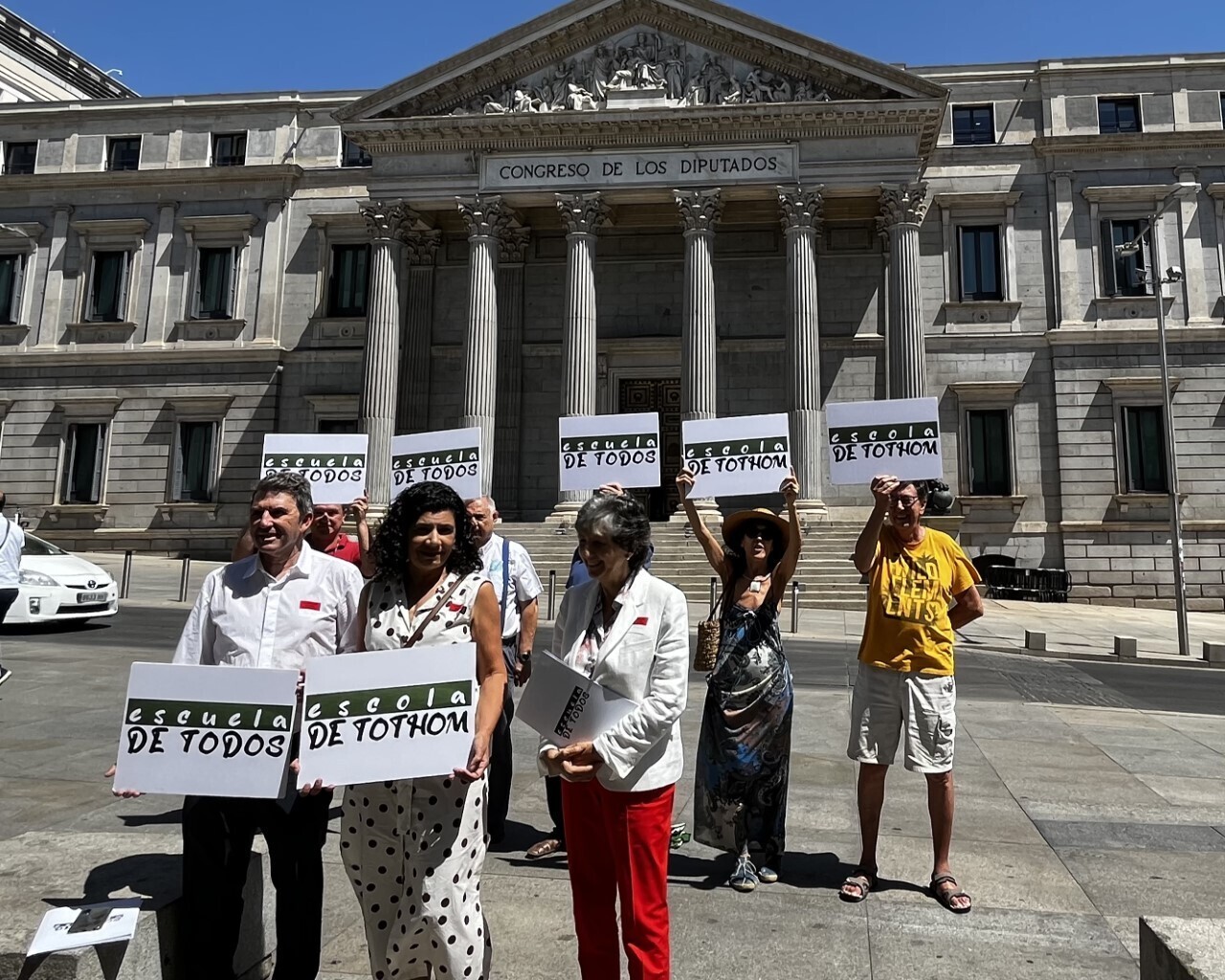 La plateforme Escuela de Todos manifestant devant le Congrès contre l'élimination de l'espagnol dans les écoles catalanes