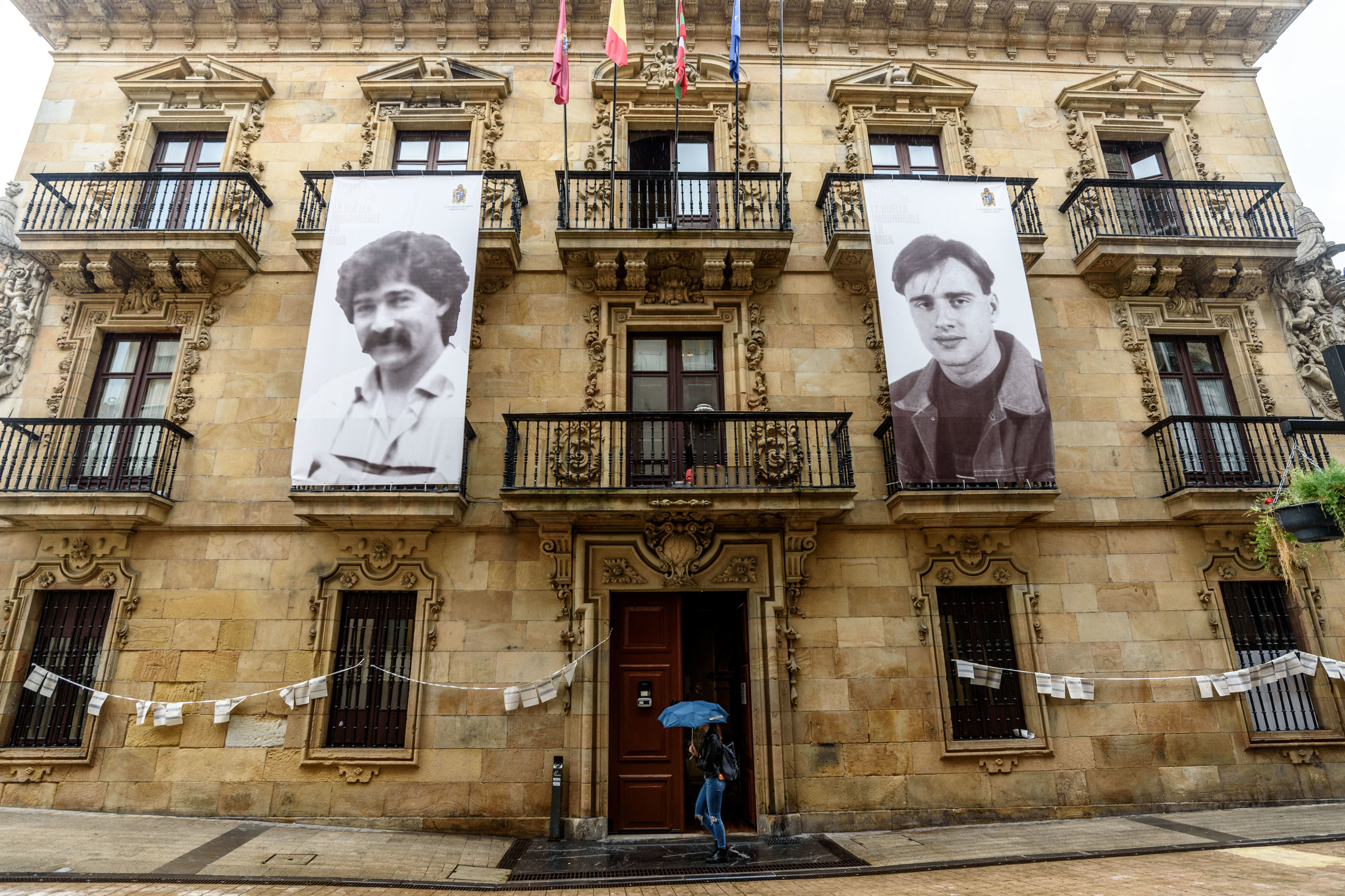 Façade de la mairie d'Ermua, sur laquelle sont accrochées des photographies de Miguel Ángel Blanco et Sotero Mazo, assassinés par l'ETA.