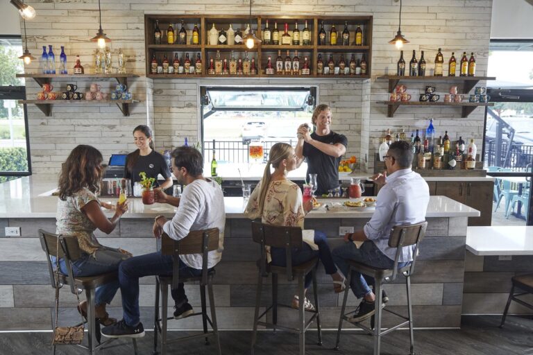 un-autre-cafe-aux-oeufs-casses-celebre-une-forte-croissance-jpg