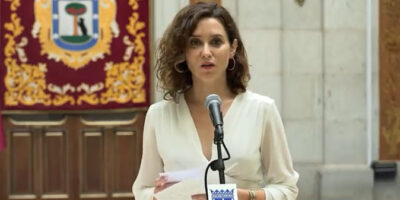 Ayuso insiste pour porter le plan d&rsquo;épargne à la Constitutionnelle : « Madrid vit de l&rsquo;hôtellerie et des commerces »