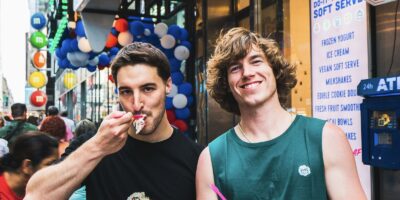 16 poignées acquises par le franchisé Neil Hershman et la star de YouTube Danny Duncan