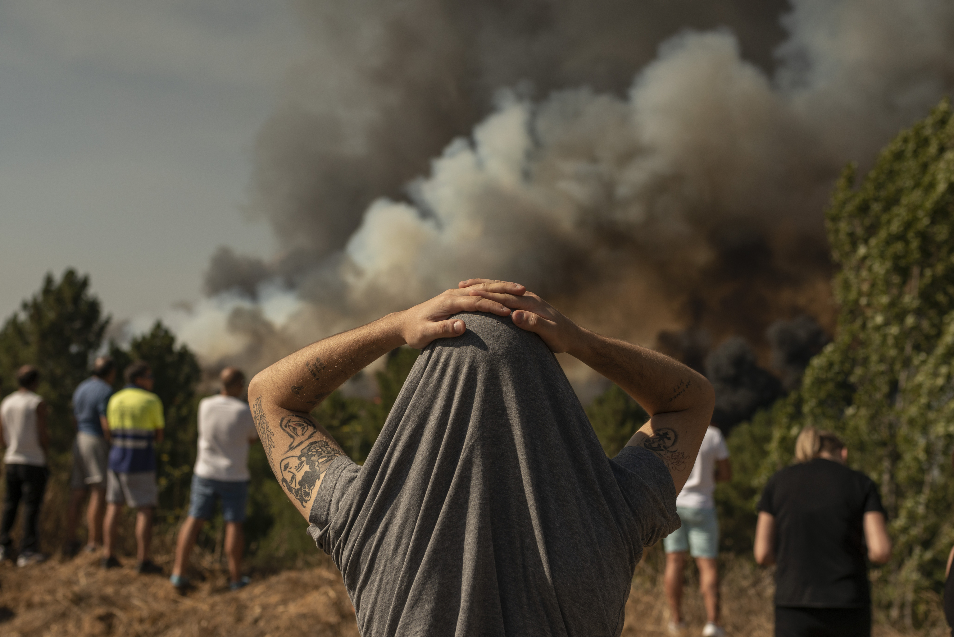 Des voisins regardent le feu du feu du Ver
