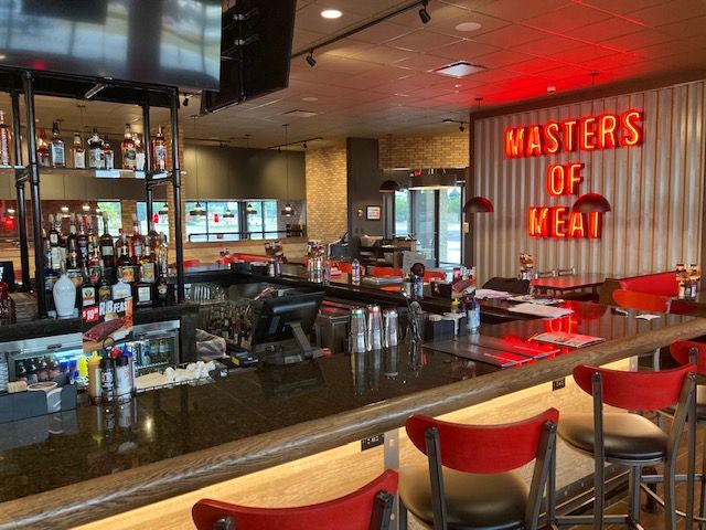 Masters of Meat Smokey Bones célèbre son inauguration à Utica