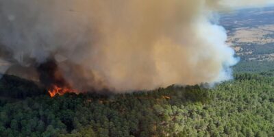 Au total, 18 médias aériens se battent pour éteindre un incendie près de Santa Cruz del Valle