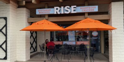 Rise Southern Biscuits & Righteous Chicken ouvre le premier restaurant de la côte ouest en Californie