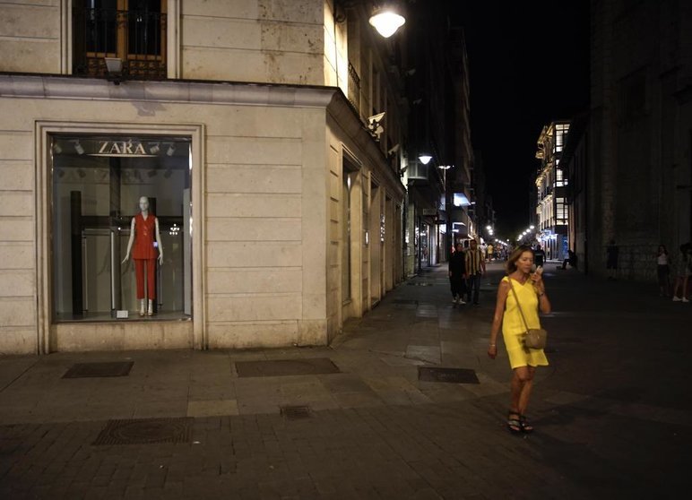 Tiendas con los escaparates apagados en la calle Santiago de Valladolid.