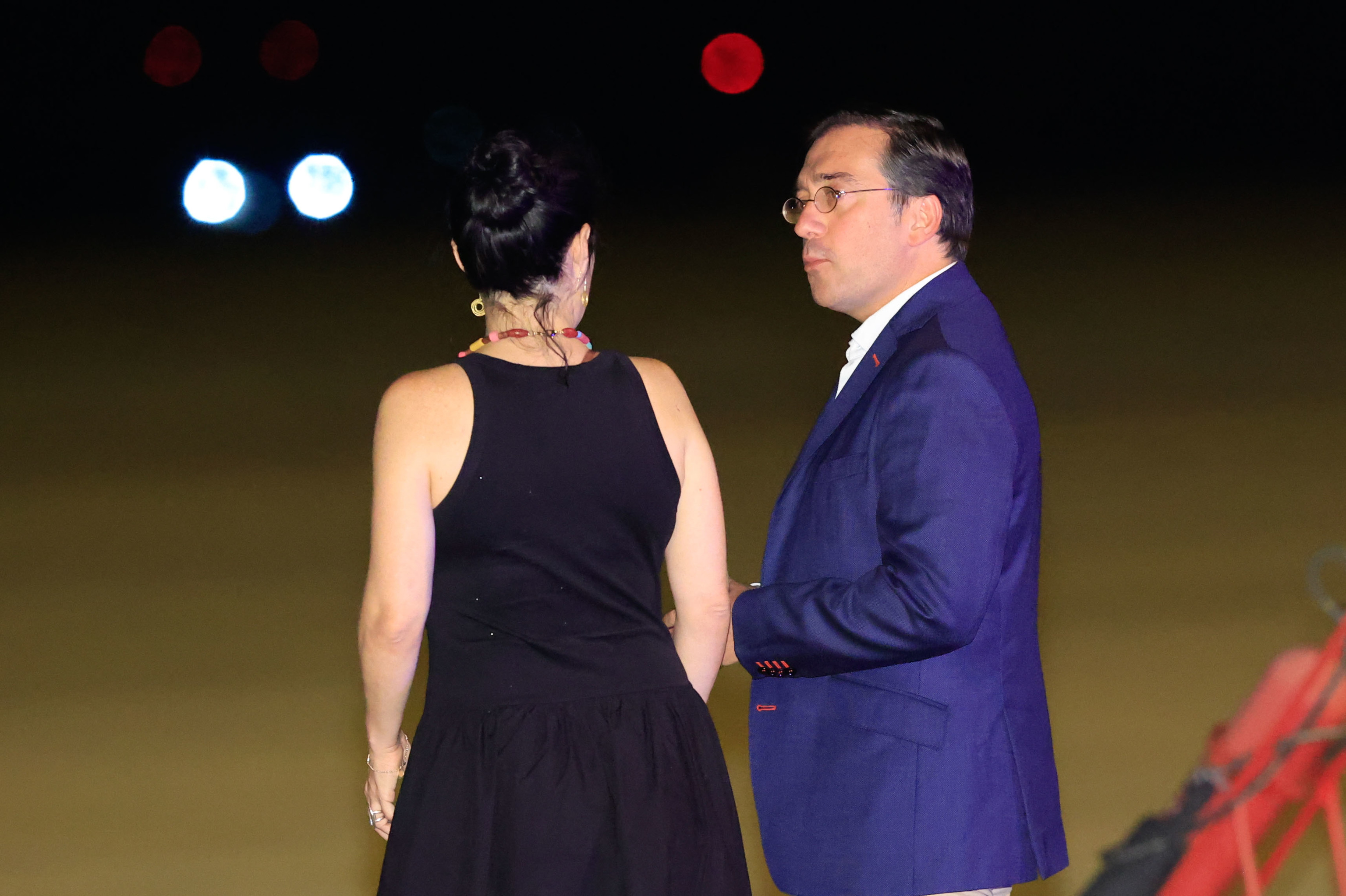 Le ministre Albares attend au pied de la piste l'arrivée des collaborateurs afghans.