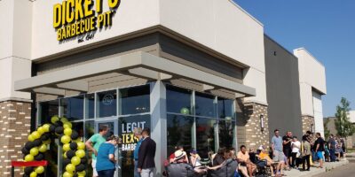 Dickey&rsquo;s Barbecue Pit crée de l&rsquo;excitation pour Legit.  Texas.  Barbecue.  Avec un nouvel emplacement au Canada