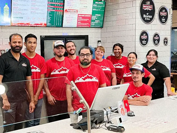 Mountain Mike's Pizza ouvre fièrement un nouveau restaurant à Visalia, en Californie