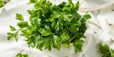 Comment congeler le persil (+ 2 façons de le conserver)