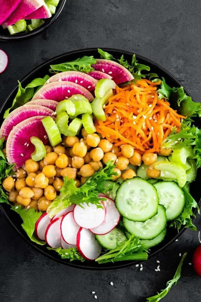 Salade bouddha santé aux pois chiches, carottes, concombre et radis pastèque