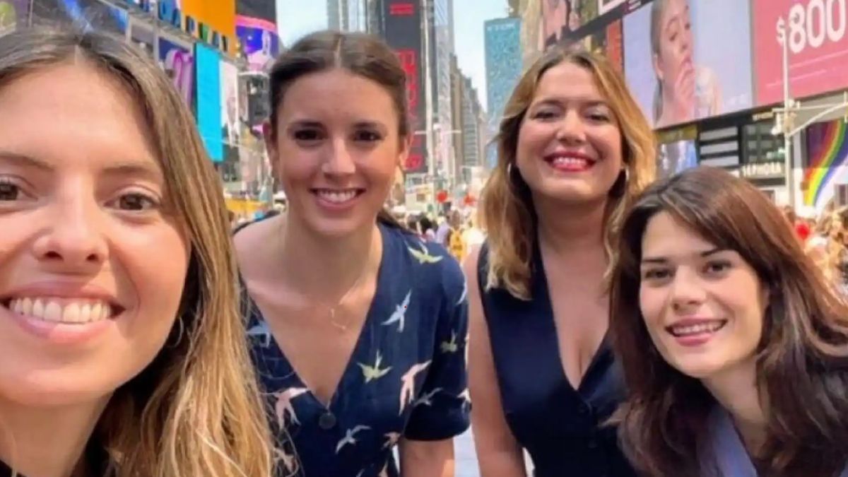 La ministre de l'Égalité, Irene Montero, avec son équipe, à Times Square, à New York