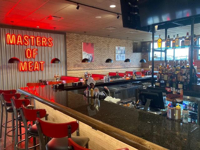 masters-of-meat-smokey-bones-celebre-son-inauguration-a-utica-jpg