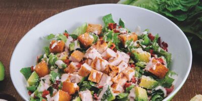 Salade César au poulet et wrap Retour au menu Farmer Boys pour une durée limitée seulement