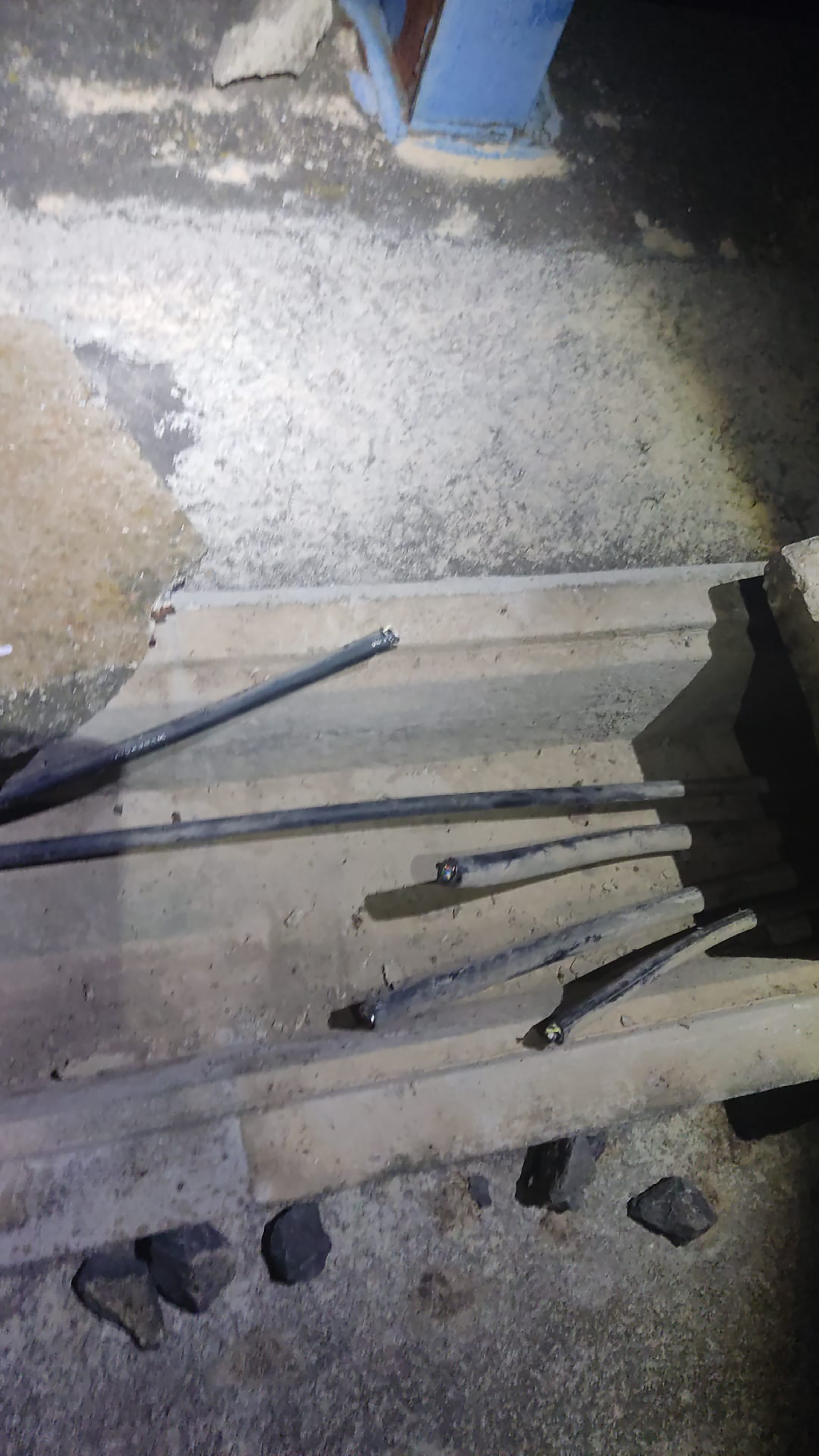 Câbles coupés dans l'un des v