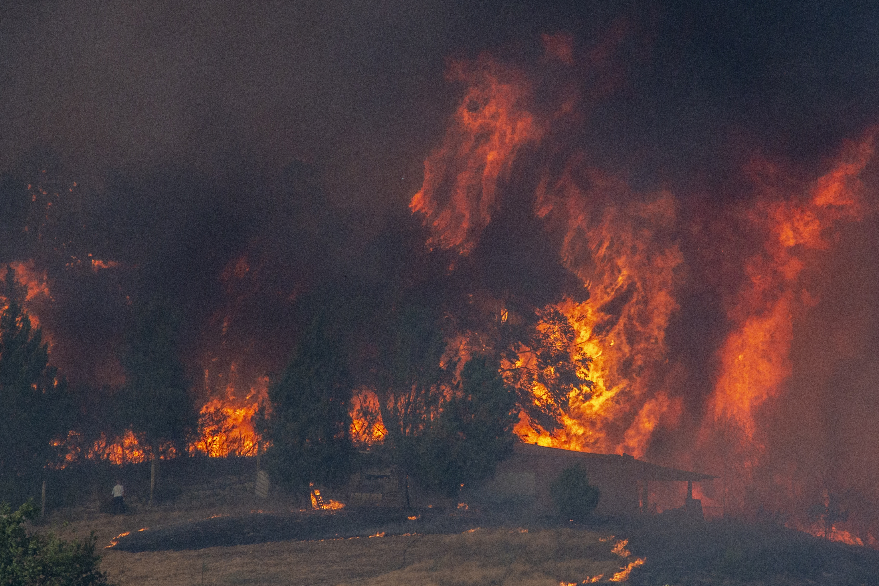 Les flammes menacent un bâtiment
