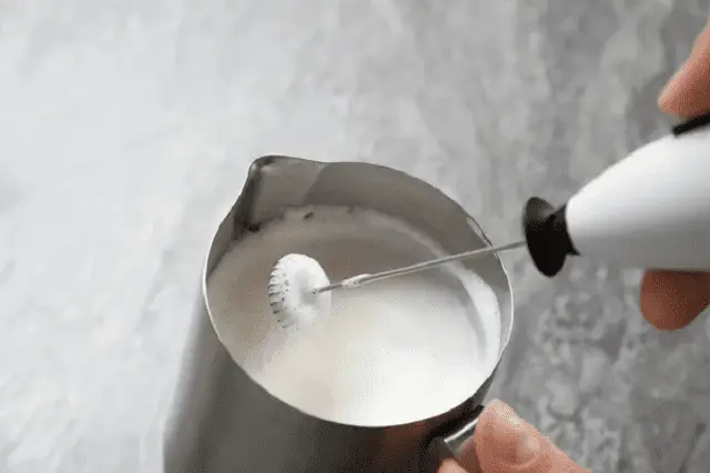  lait-dans-un-mousseur-a-lait.
