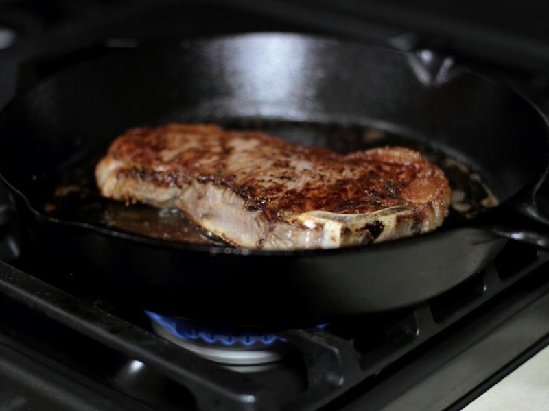 Steak dans une poêle réchauffé sur une cuisinière