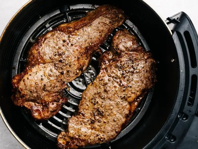 Steak dans une friteuse à air