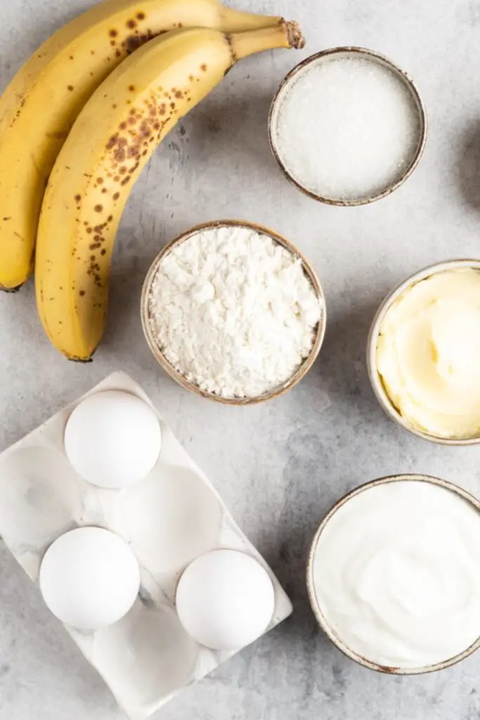 Ingrédients du pain aux bananes : beurre, bananes, sucre, œufs, vanille, farine, bicarbonate de soude et épices