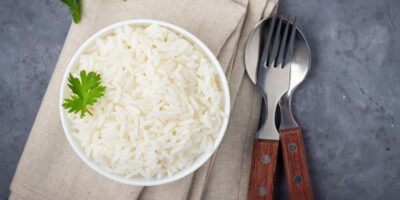 Comment réchauffer les restes de riz (3 façons simples)