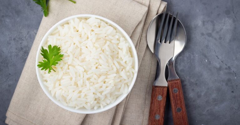 Comment réchauffer les restes de riz (3 façons simples)
