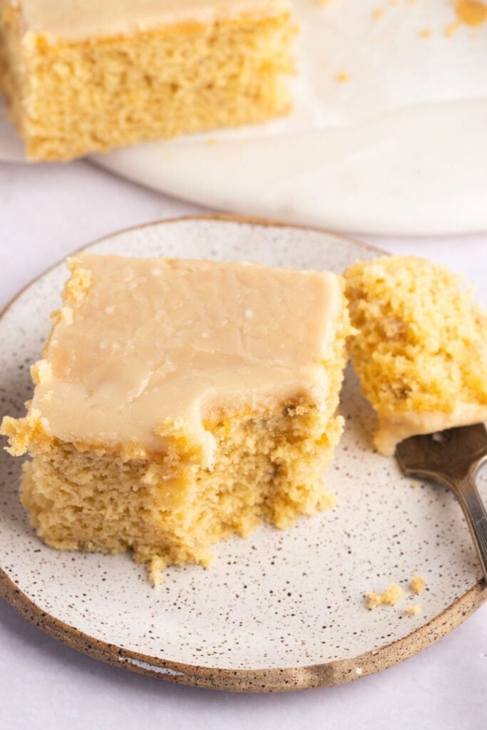 Gâteau aux bananes sucré et beurré avec glaçage au sucre