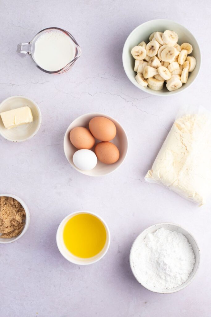 Ingrédients du mélange à gâteau aux bananes - Bananes, œufs, beurre, mélange à gâteau, lait, beurre, sucre brun et en poudre