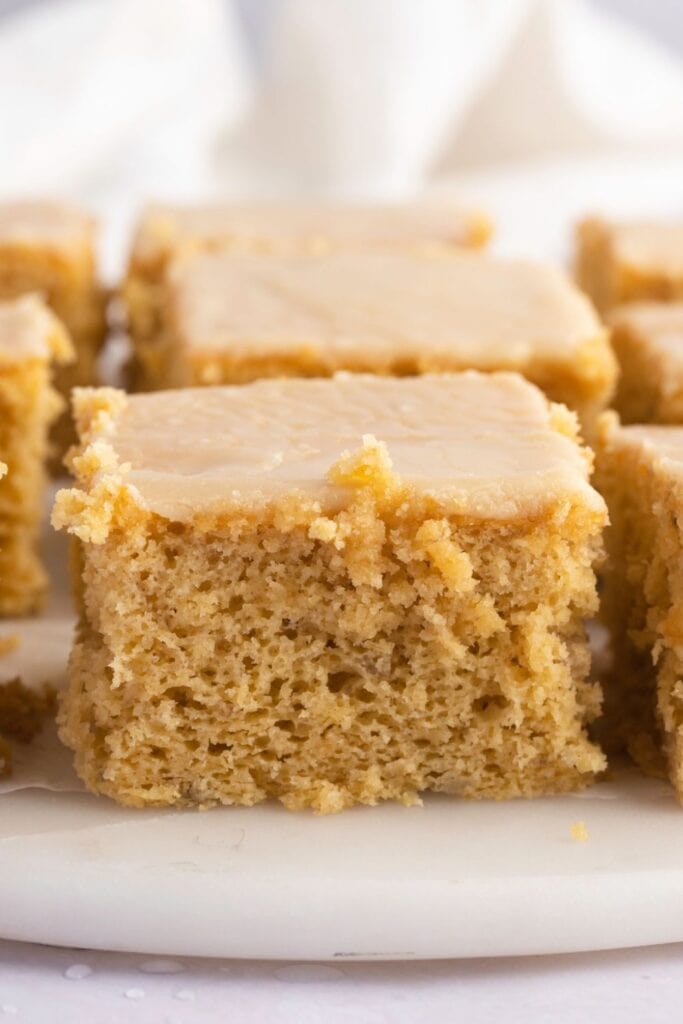 Carrés de gâteau aux bananes faits maison avec glaçage au sucre