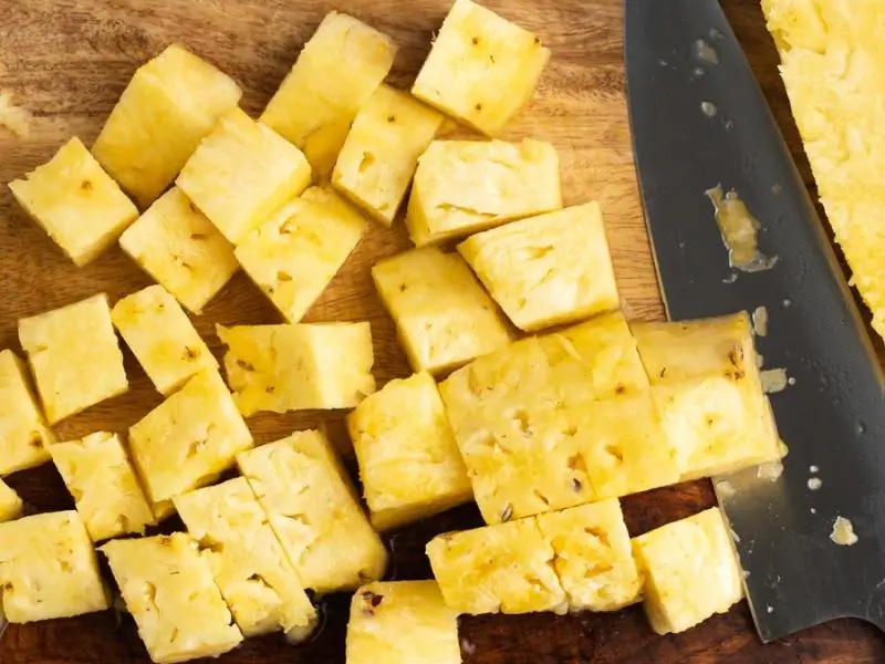 Comment congeler l'ananas : ananas fraîchement tranché
