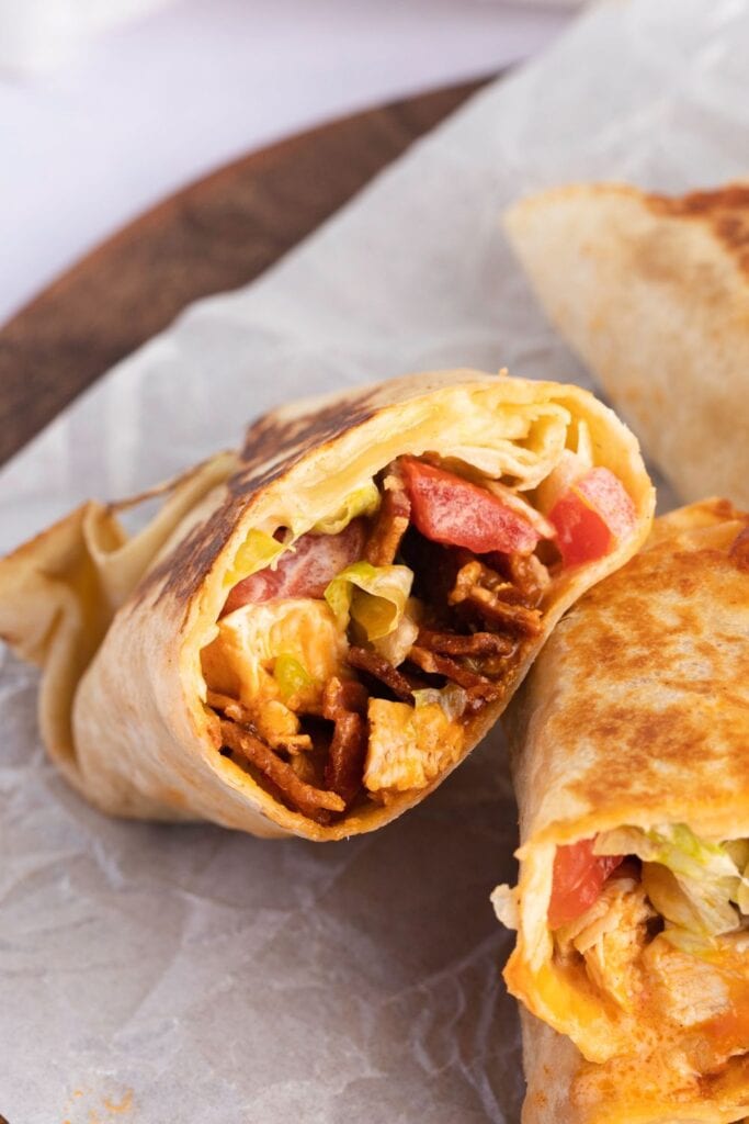 Wraps maison au poulet Buffalo avec bacon, tomates et tortillas