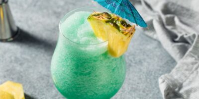 10 boissons au curaçao bleu (+ recettes de cocktails faciles)