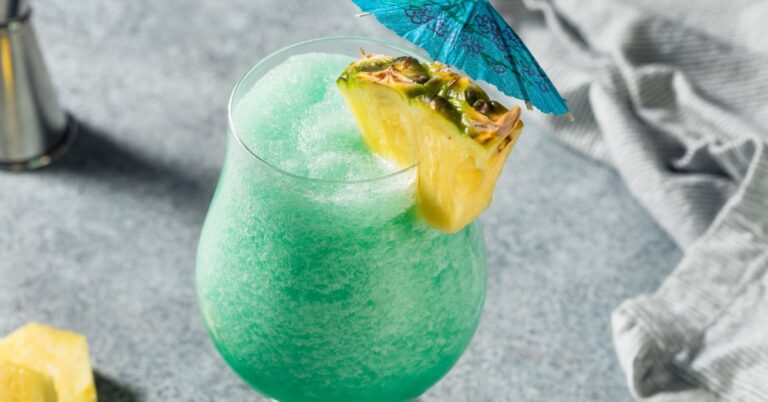 10 boissons au curaçao bleu (+ recettes de cocktails faciles)