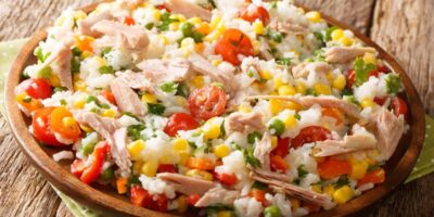 13 recettes de salade de riz (+ idées de repas faciles)
